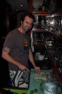 O Rafa preparando caipirinha para os russos, na Ilha de Darwin, em Galápagos